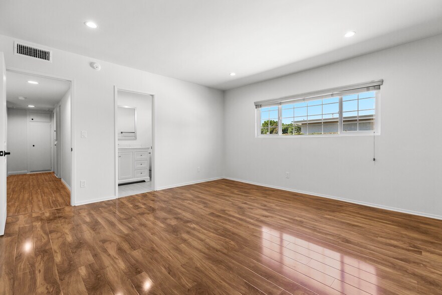 Building Photo - 15419 Valerio St