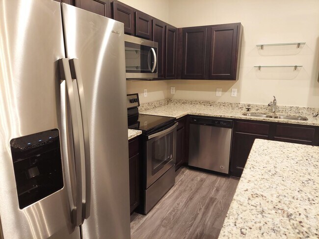 Building Photo - Newly Renovated Beautiful Townhome for Ren...