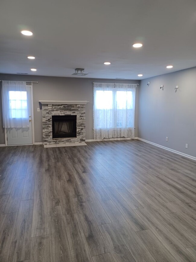 Building Photo - Spacious 3 BR townhouse in VA Beach with a...