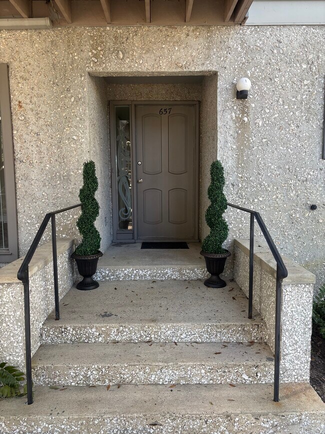 Building Photo - 657 N Golf Villa Rd