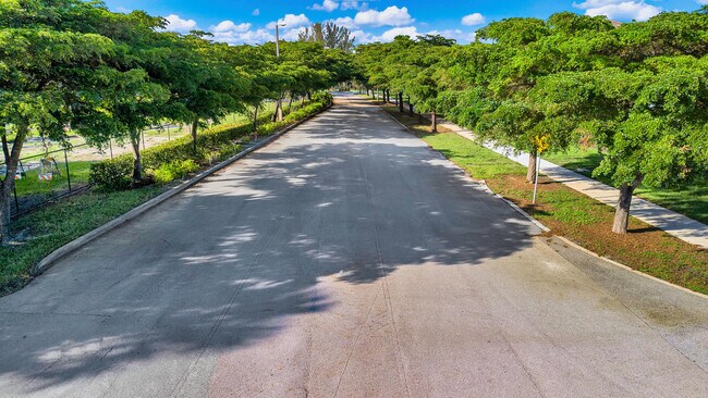 Building Photo - 94 Palm Ln