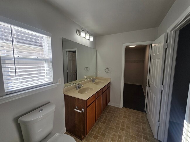 Building Photo - Beautiful 3 Bed 3 Bath Home in Amberly – Prime Triangle Location!