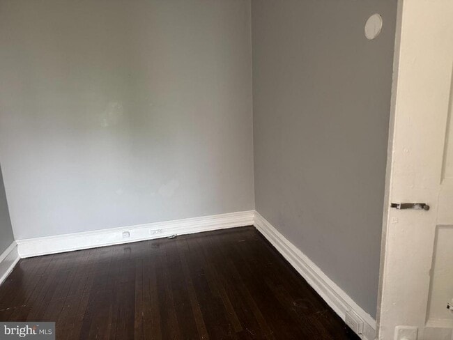 Building Photo - 160 Roselyn St
