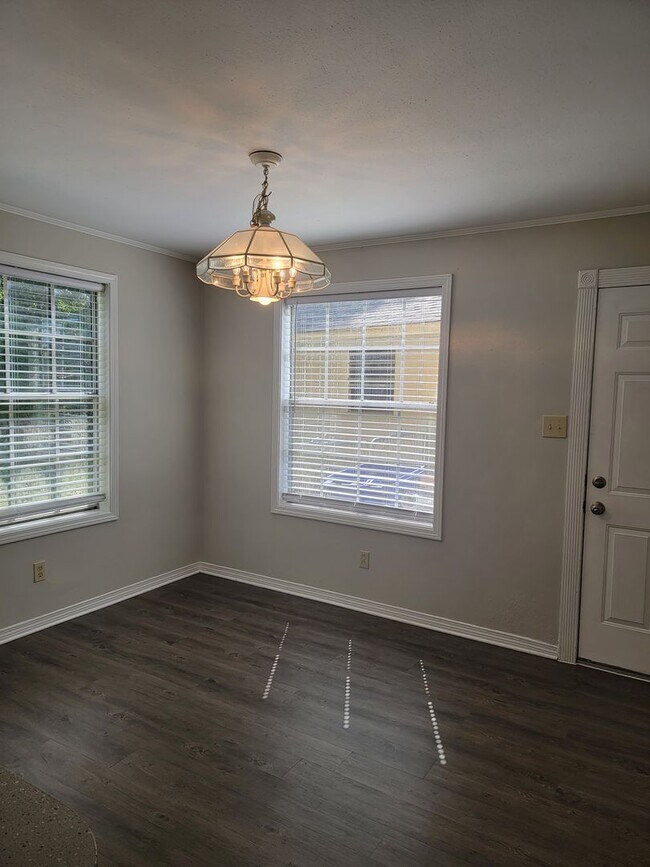 Building Photo - 4 Bedroom 2 bathroom