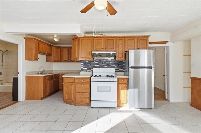 Building Photo - 223 School St