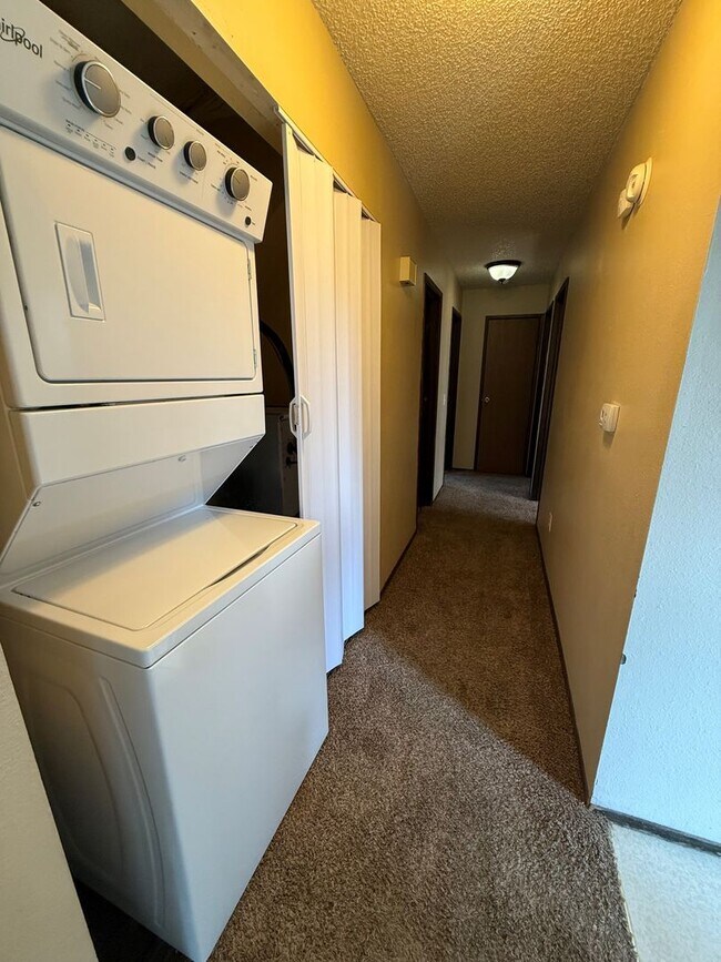 Building Photo - 925 Gellatly St