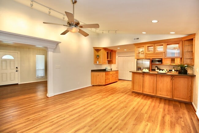 Building Photo - Adorable 3-Bedroom Home Ready 12-05-25!! Fenced Backyard - Pet Friendly - Open Floor-Plan!