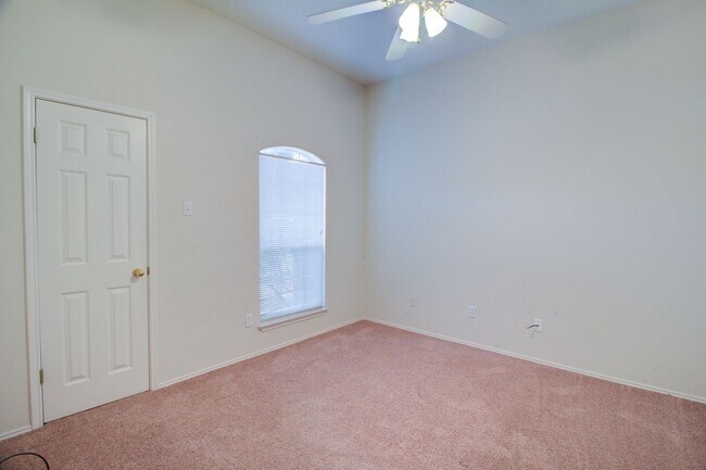 Building Photo - Arrowhead Estates Home