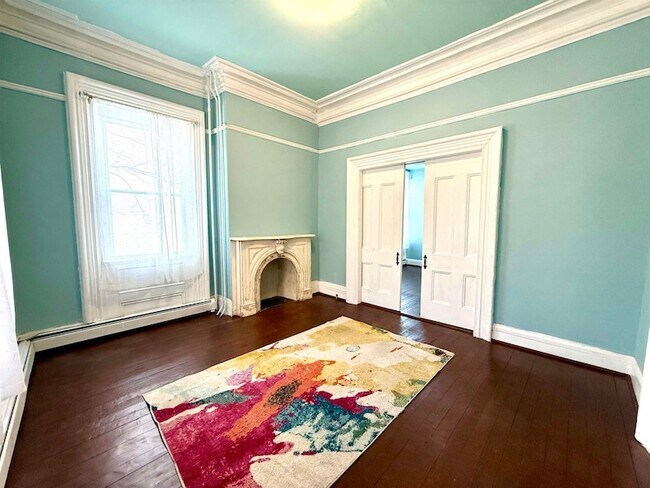 Building Photo - 61 Monitor St