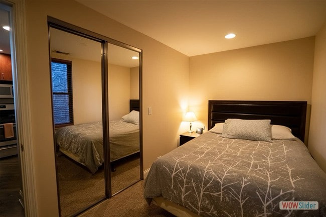 Building Photo - 2104 W Roscoe St