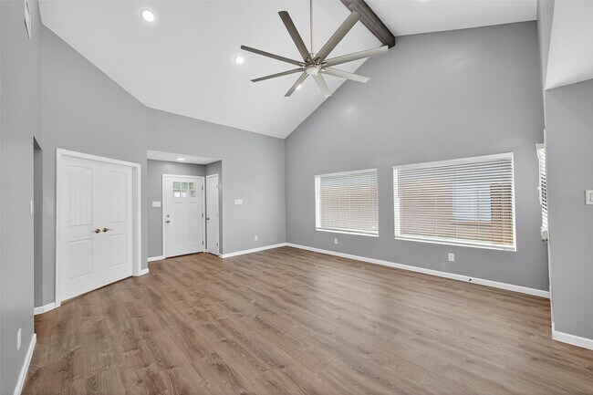 Building Photo - 10106 Shadow Pine Dr