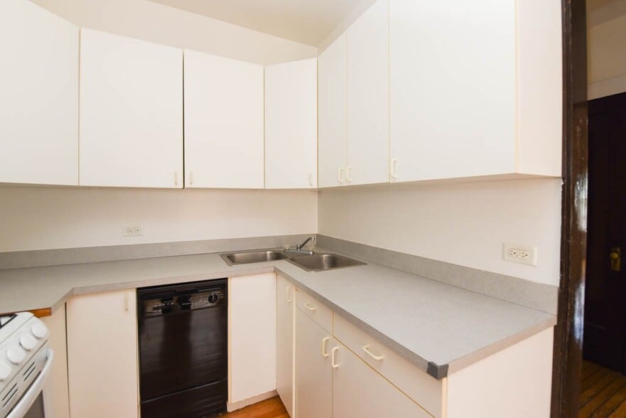 Building Photo - 821 W Waveland Ave