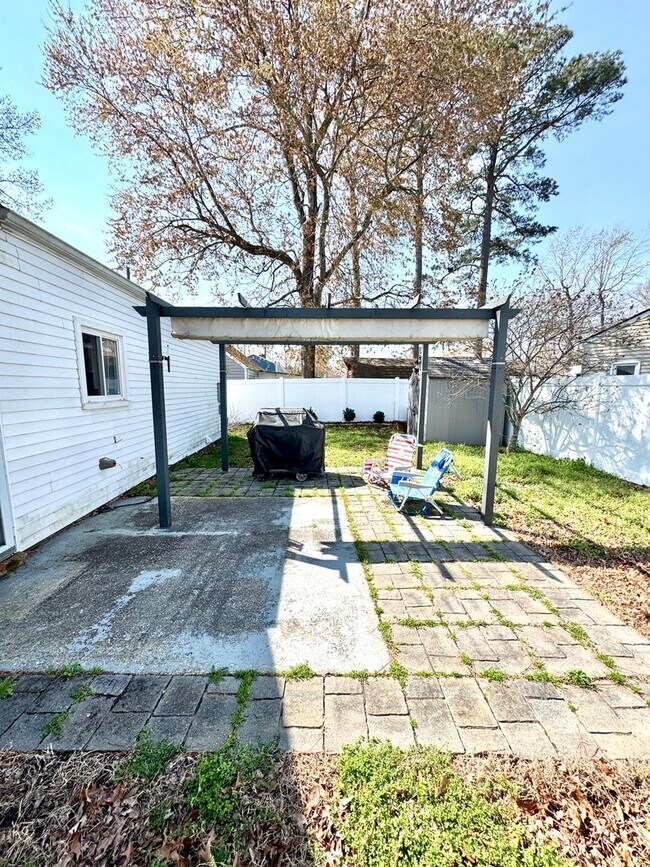 Building Photo - 3 bed/2 bath home on large corner lot