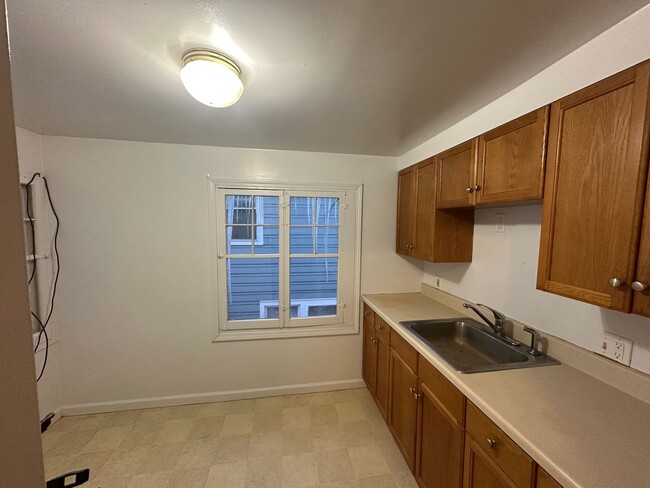 Building Photo - 416 Oak St- 4/5 Bedroom Duplex near WMU Ca...