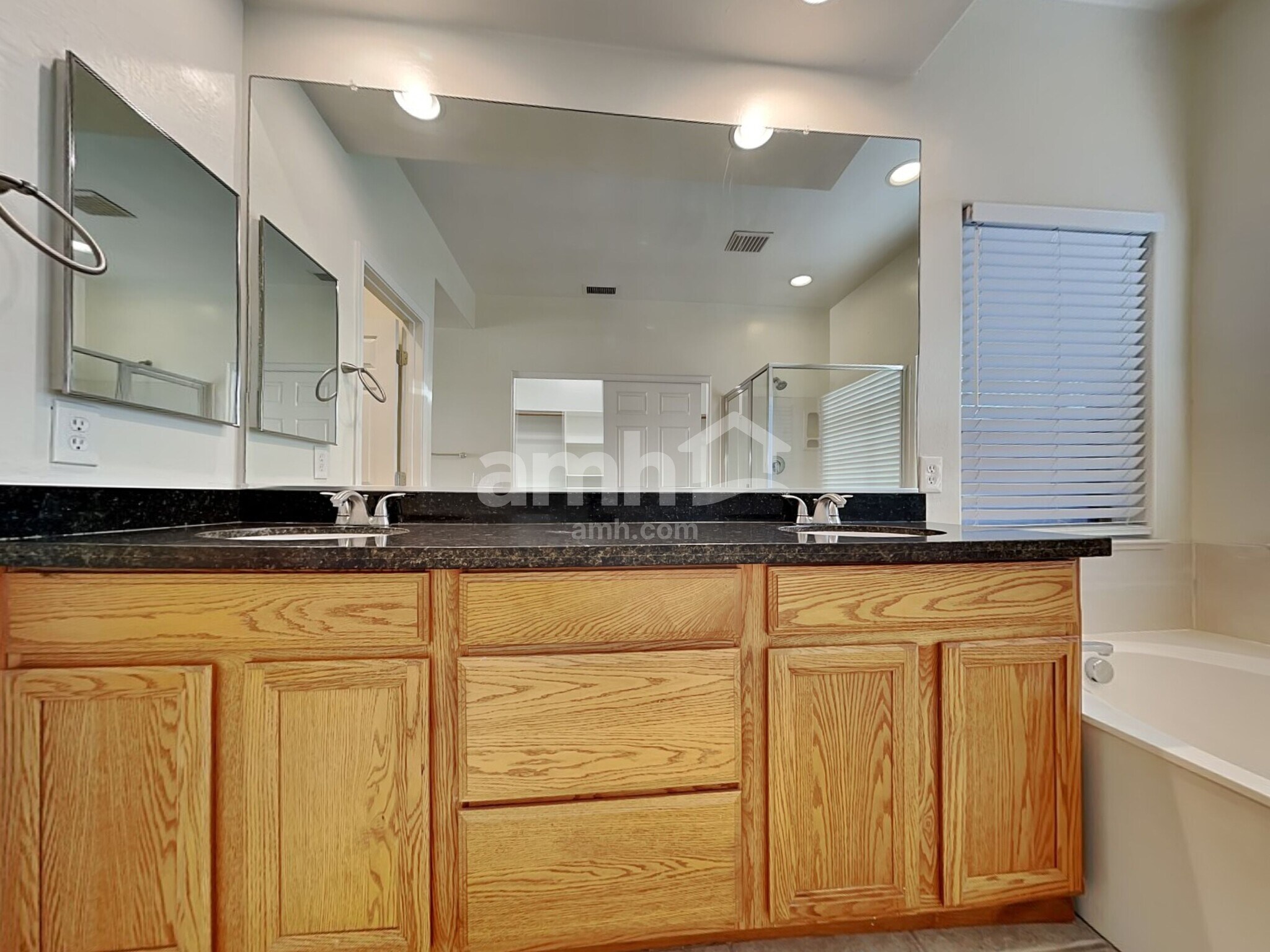 Building Photo - 10363 E Juanita Ave