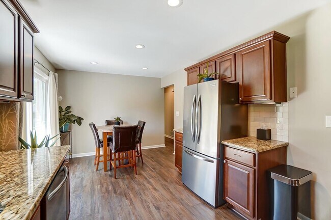 Building Photo - 1599 Yellowglen Dr
