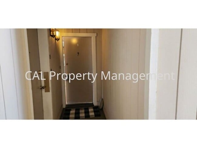 Building Photo - 1 Bedroom 1.5 Bathroom Condo!