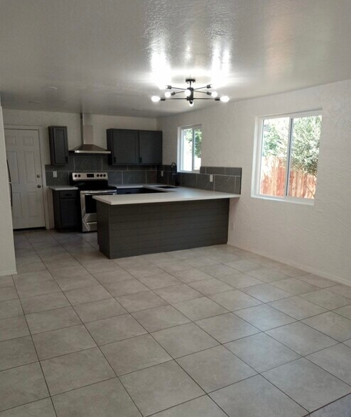 Building Photo - 2520 W Vista Ave