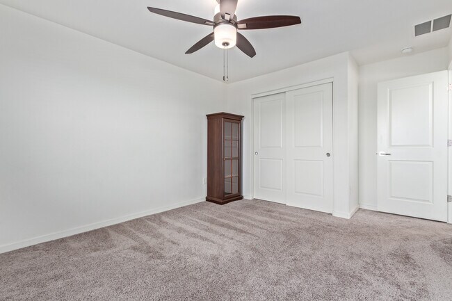 Building Photo - 2321 E Huntington Dr