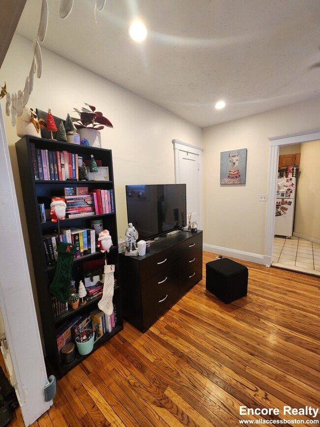 Building Photo - 240 Kelton St