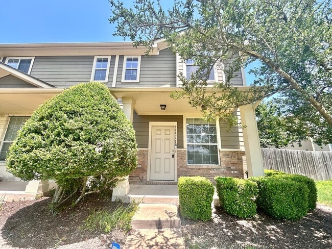 Building Photo - Nice 3BR/2.5BA Two-Story Home with 3-Car G...