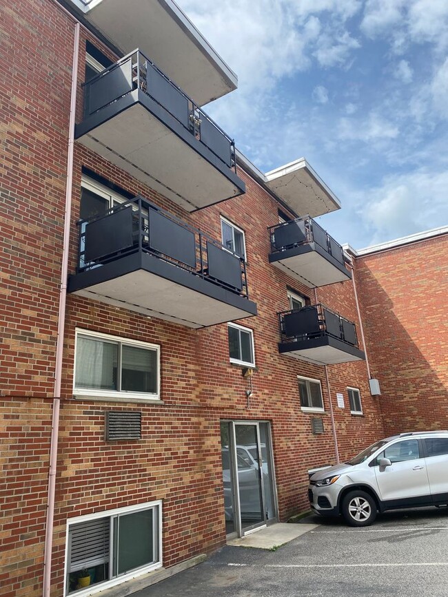 Building Photo - 1 Bedroom Brighton Apartment on MBTA/Green Line