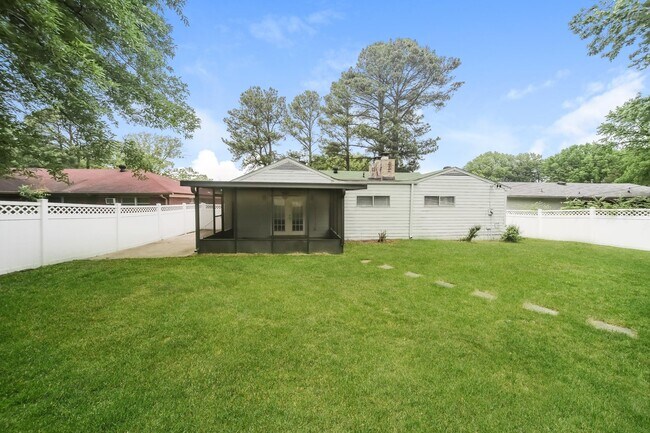 Building Photo - 3045 Beauchamp Dr