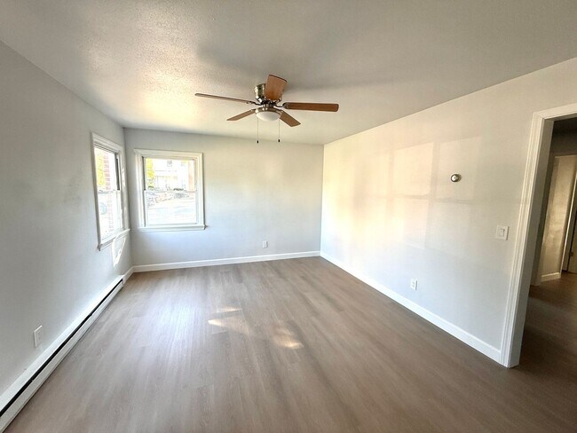 Building Photo - 428 Roanoke St E