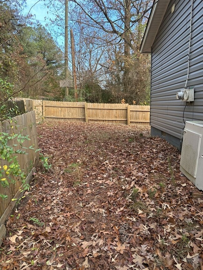 Building Photo - 2 Bedroom 1 Bath cottage with Lake View!