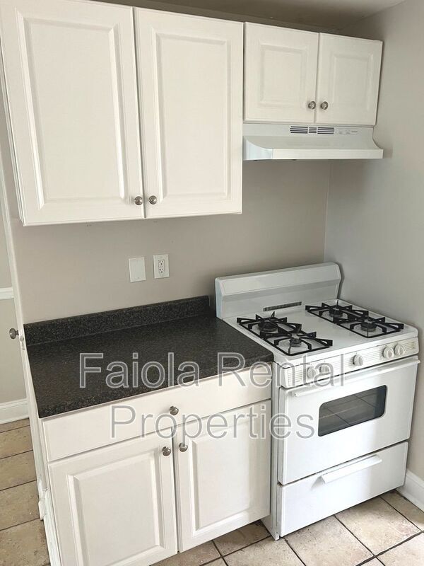 Building Photo - 319 Maurice St