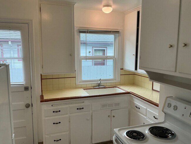 Building Photo - 1178000