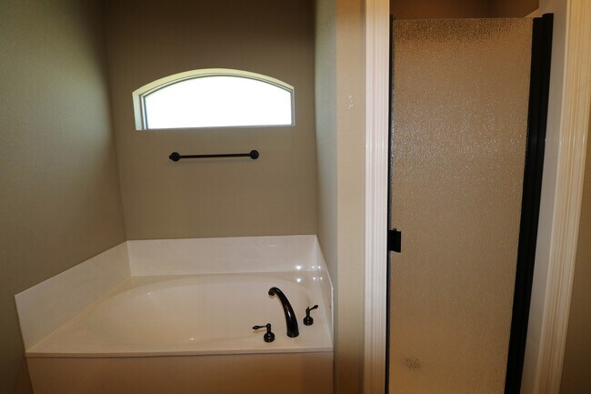 Building Photo - 3005 Stallion Dr