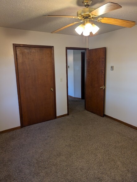 Building Photo - 401 W Walnut St