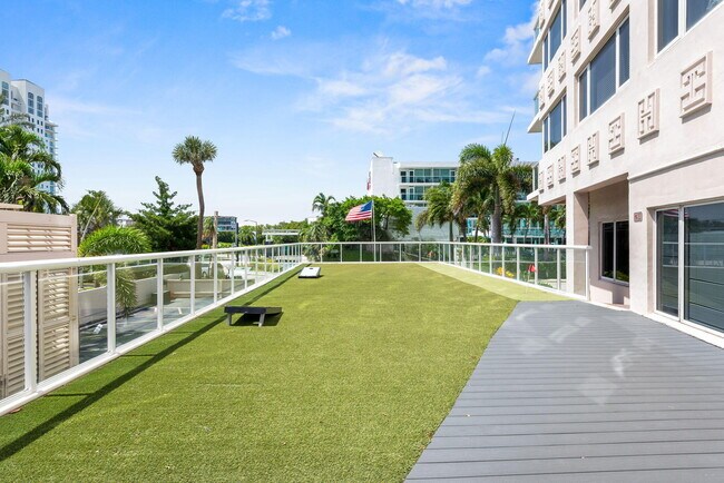Building Photo - 3000 Holiday Dr