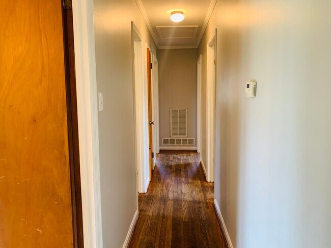 Building Photo - Welcome home! 3 bed, 1.5 bath, newly renov...