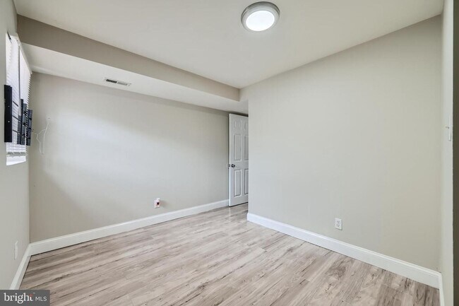 Building Photo - Modern 2-Bedroom Gem with Deck