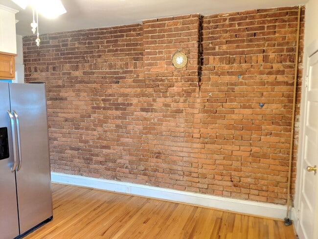 Building Photo - Charming Historic townhouse in downtown Frederick available mid June!