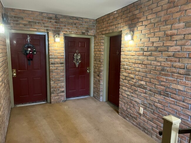 Building Photo - 2 Banyan Wood Ct