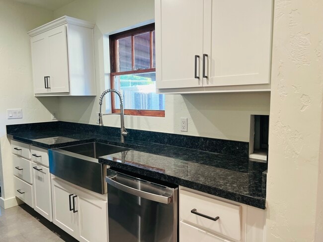 Building Photo - 514 W Turney Ave