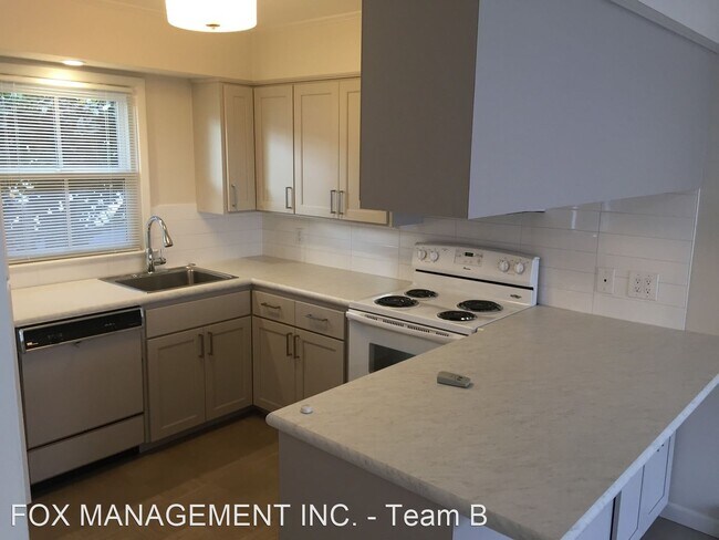 Building Photo - 5272-5278 SW Scholls Ferry Rd