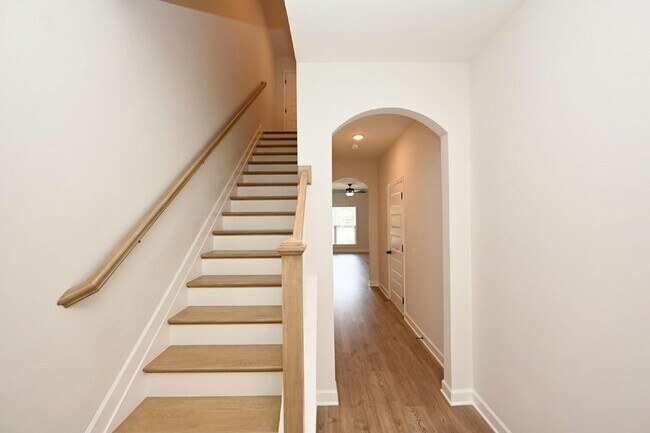 Building Photo - Like-New Modern Townhome Near Dining, Shopping, Trails & Old Hickory Lake