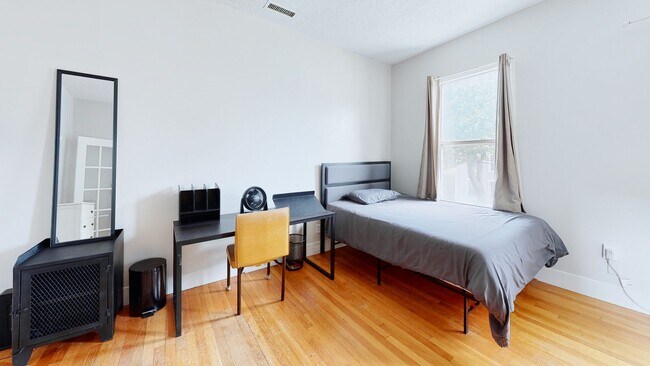 Building Photo - 6 Bedroom Apartment in Science Hill, close to downtown! (Laundry In Unit)