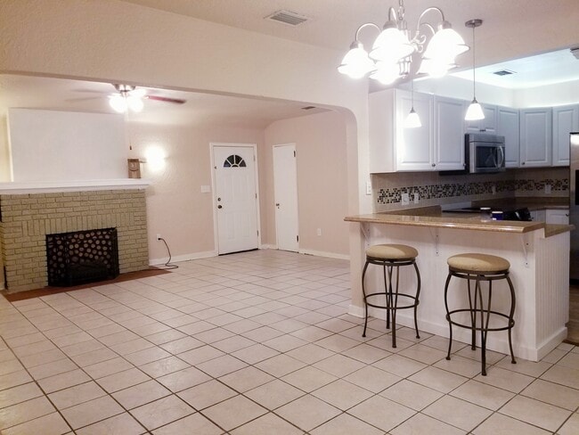 Building Photo - 512 E Strawbridge Ave