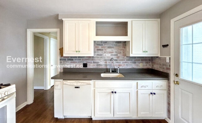 Building Photo - 887 W 10th Ave