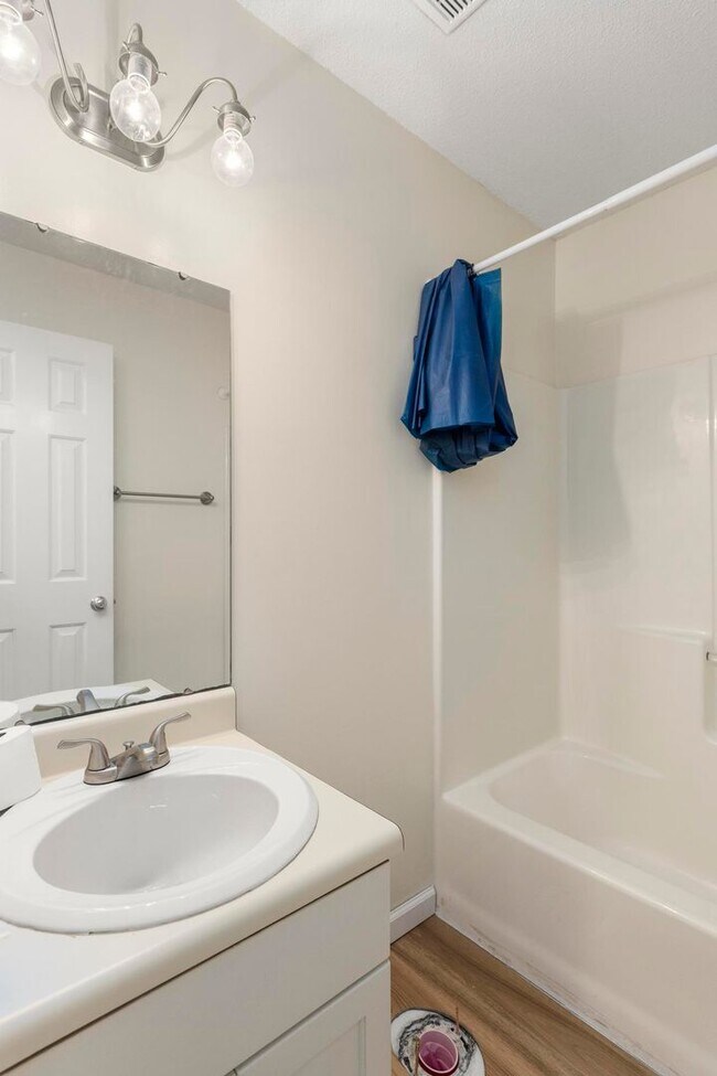 Building Photo - 3/2 Duplex Close to Tiger Town- Available ...