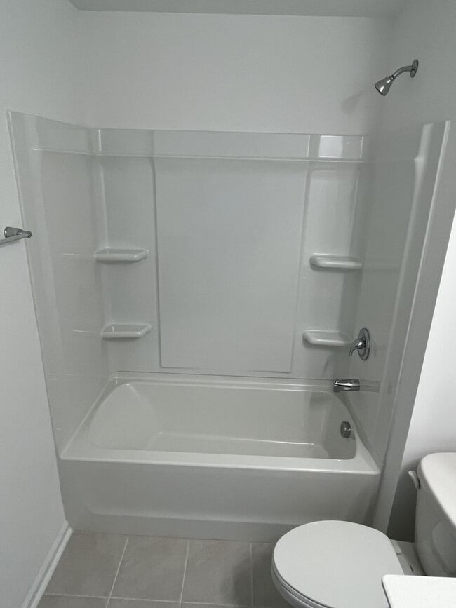 Building Photo - Large, Newer 4 Bedroom + Office and Loft i...
