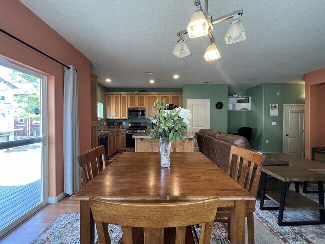 Building Photo - Well-Designed Condo with Dual Primary Suites, Vaulted Ceilings & Community Clubhouse