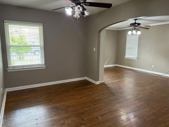 Building Photo - 206 Poinsettia St
