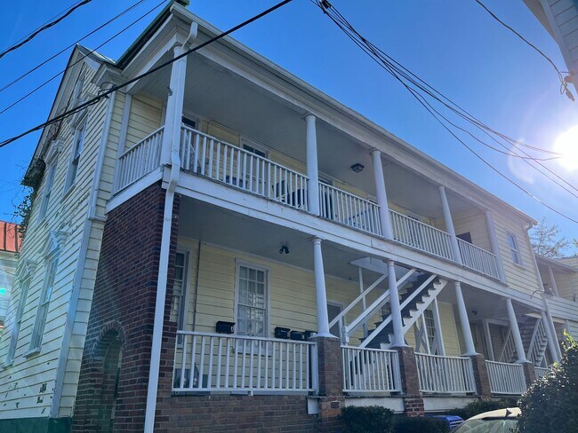 Building Photo - Downtown Charleston Apartment!