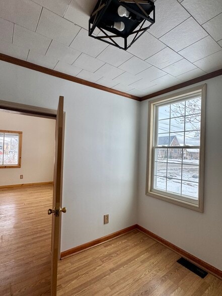 Building Photo - 1802 Perry Hwy